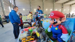 Mieres tiene la pieza que falta: la feria del coleccionismo congrega a cien expositores