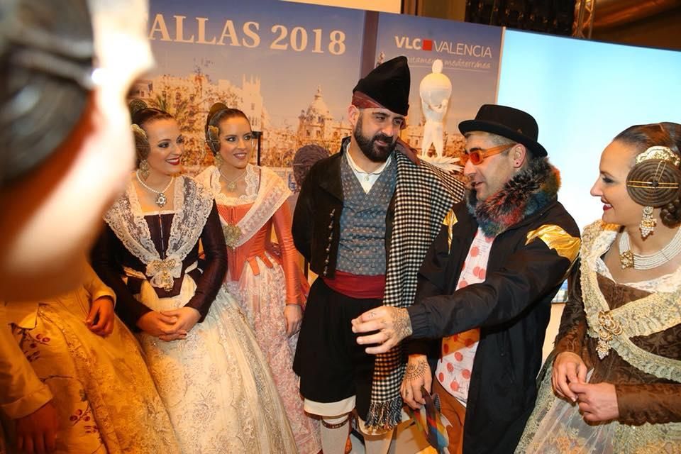 11 falleras mayores desfilan en Fitur para presentar las Fallas