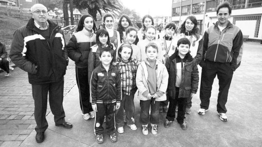 Las campeonas, con el trofeo y las medallas. / MARA VILLAMUZA