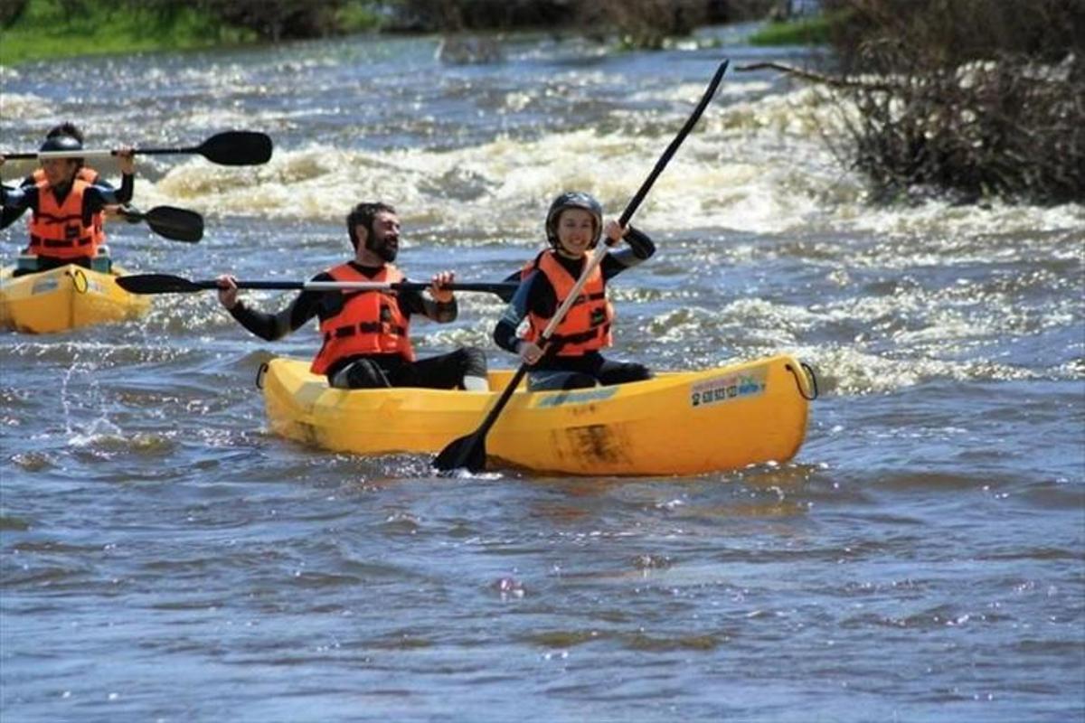 Piragüistas en el embalse de Alange.