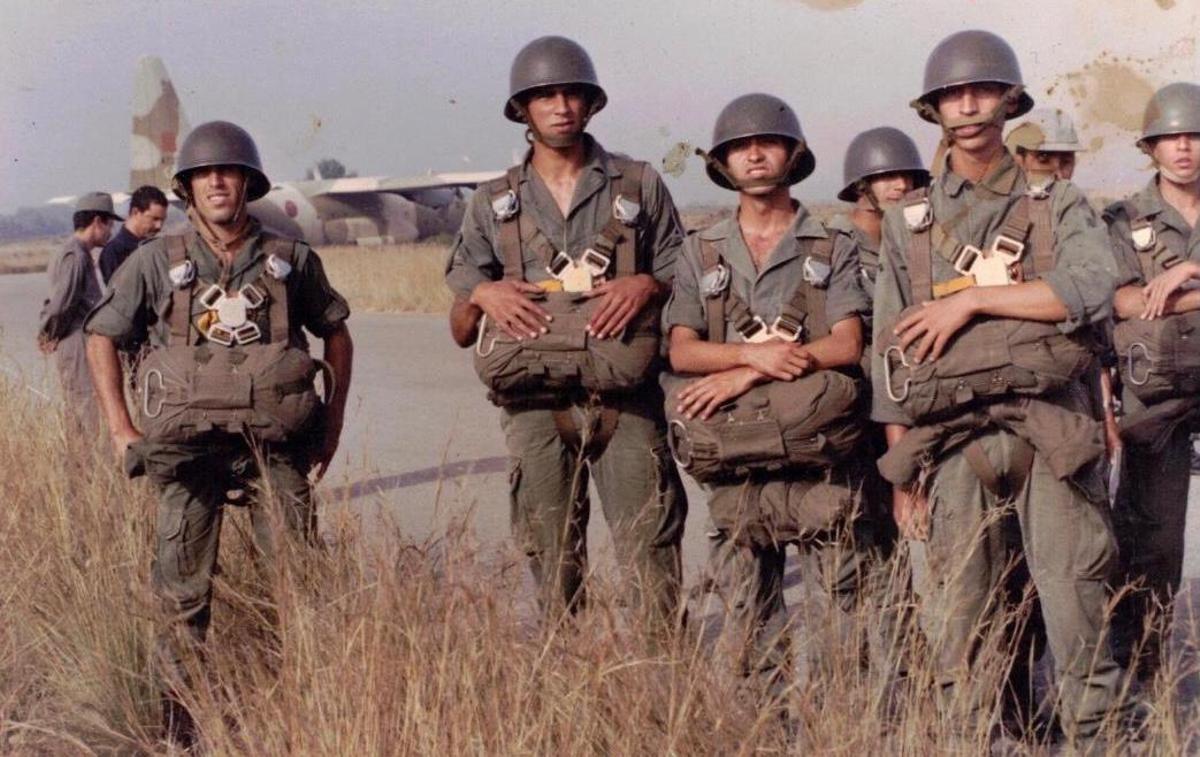 Abdel Issou, en primer plano, en prácticas de paracaidismo, en Sale, cerca de Rabat, en julio de 1986, antes de graduarse como teniente.