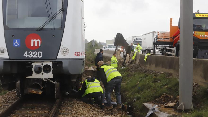 Sin línea de metro y la A-7: un camión choca contra un muro en l'Alcúdia