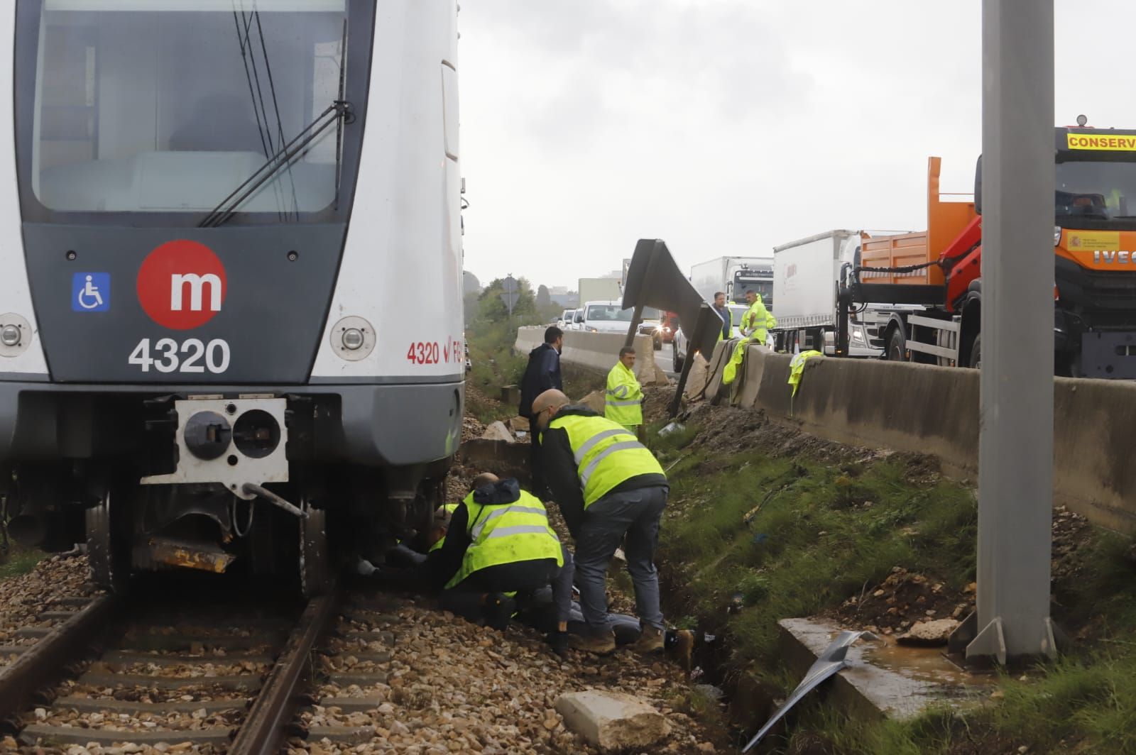 Sin línea de metro y la A-7 cortada tras el choque de un camión con un muro en l'Alcúdia