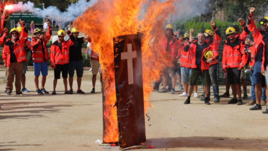 Imatge d'arxiu d'una protesta d'un grup de bombers voluntaris.