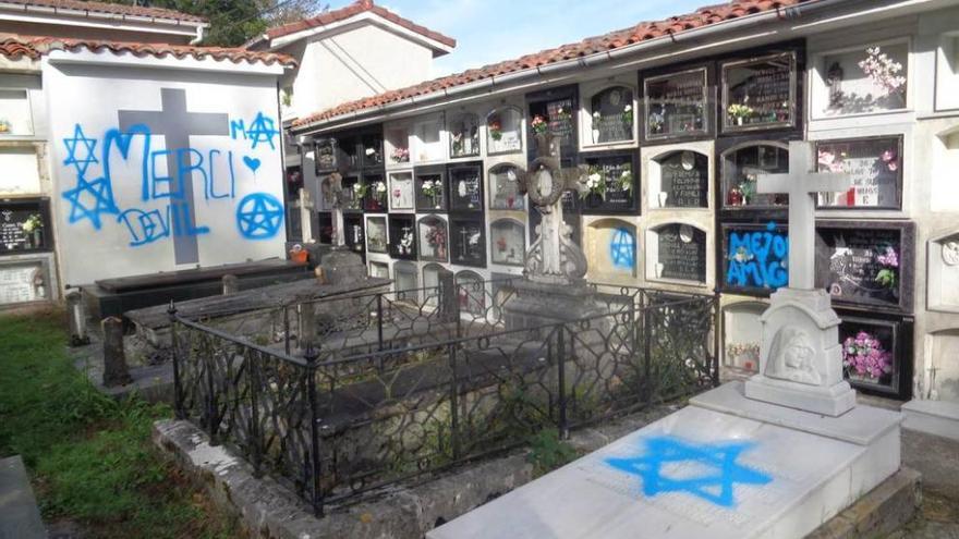 Las pintadas que los gamberros dejaron en el cementerio de Santa Eulalia de Onís.