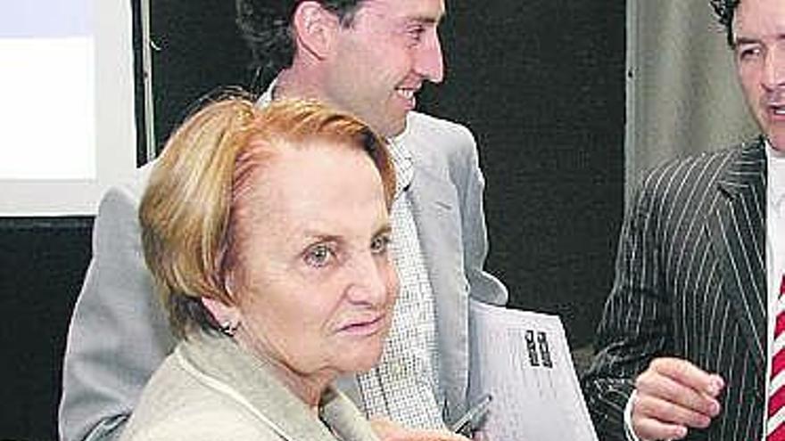 A la izquierda, la Alcaldesa, sin soltar su «blackberry», en una reunión en la Feria de Muestras. Arriba, Felgueroso consulta sus notas en el teléfono-agenda.