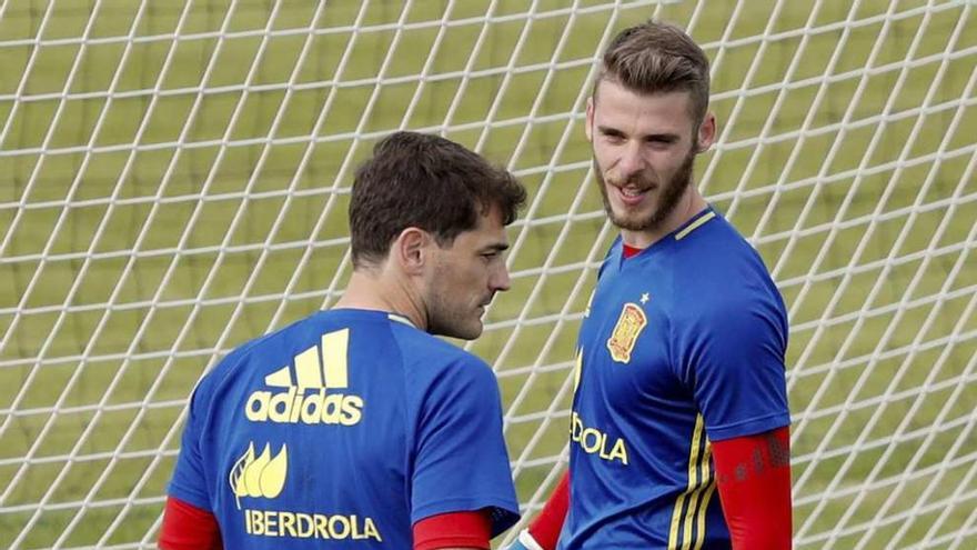 Casillas y De Gea, durante el último entrenamiento de la selección española. // Efe