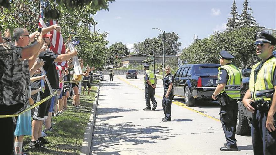 Trump visita entre quejas los lugares de las matanzas