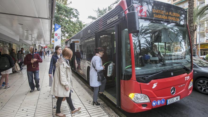 Usuarios del autobús urbano de Alicante