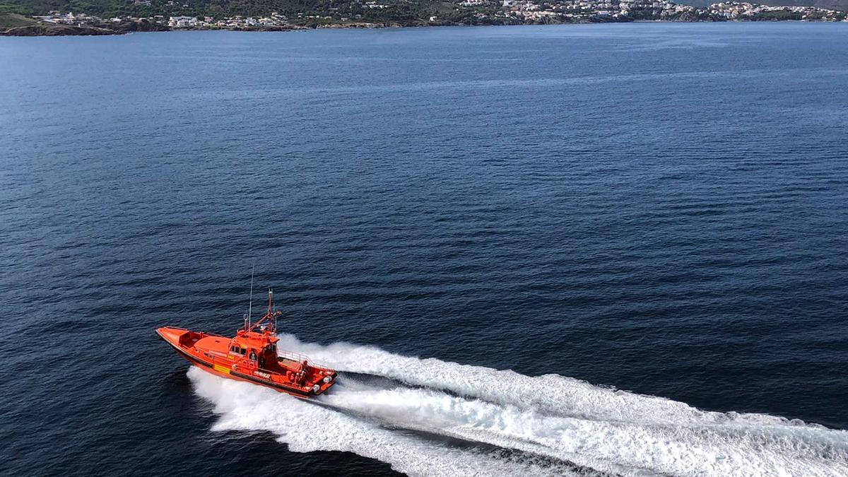 L&#039;embarcació de Salvament Marítim que participa a la recerca del pescador desaparegut a la badia de Roses