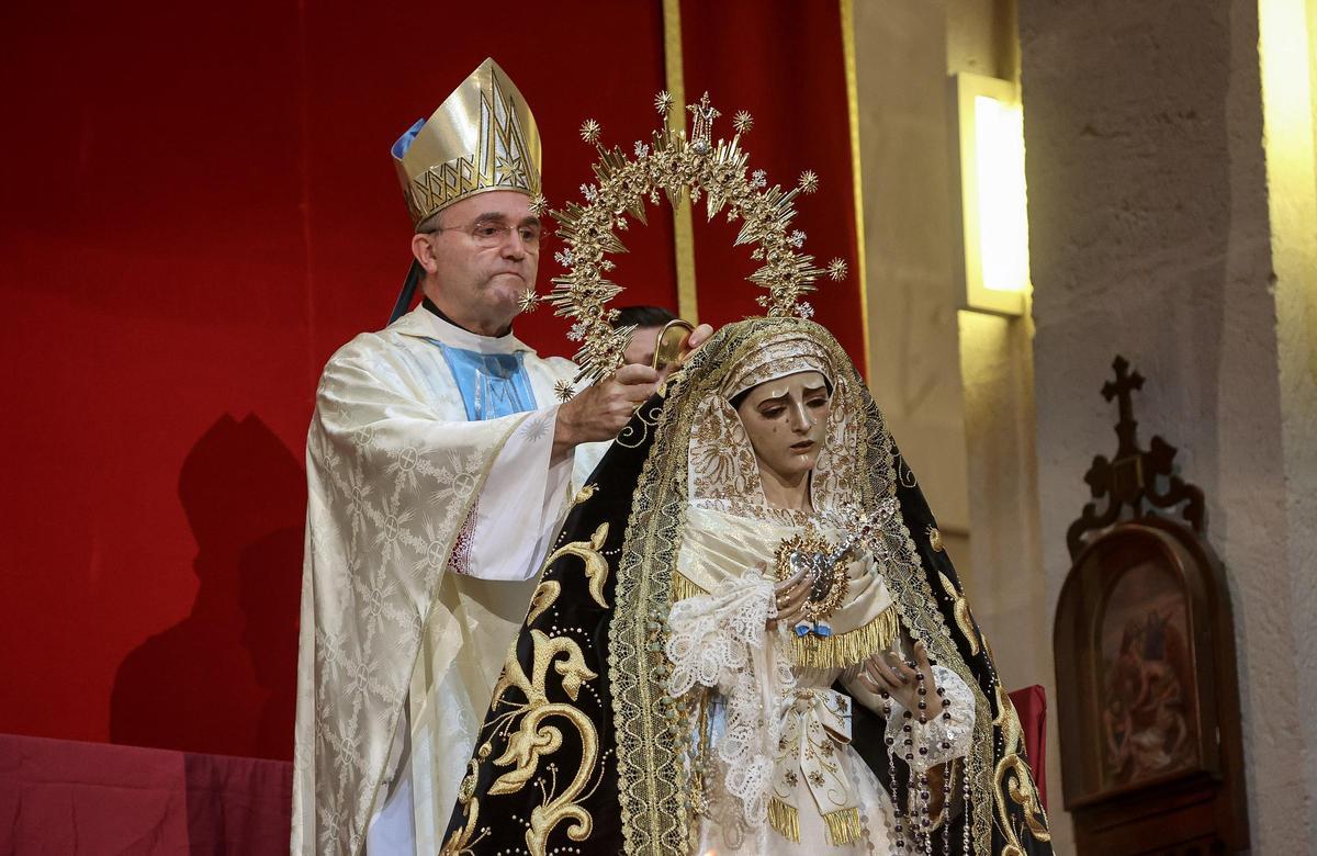 Munilla, coronando a Nuestra Señora de la Piedad