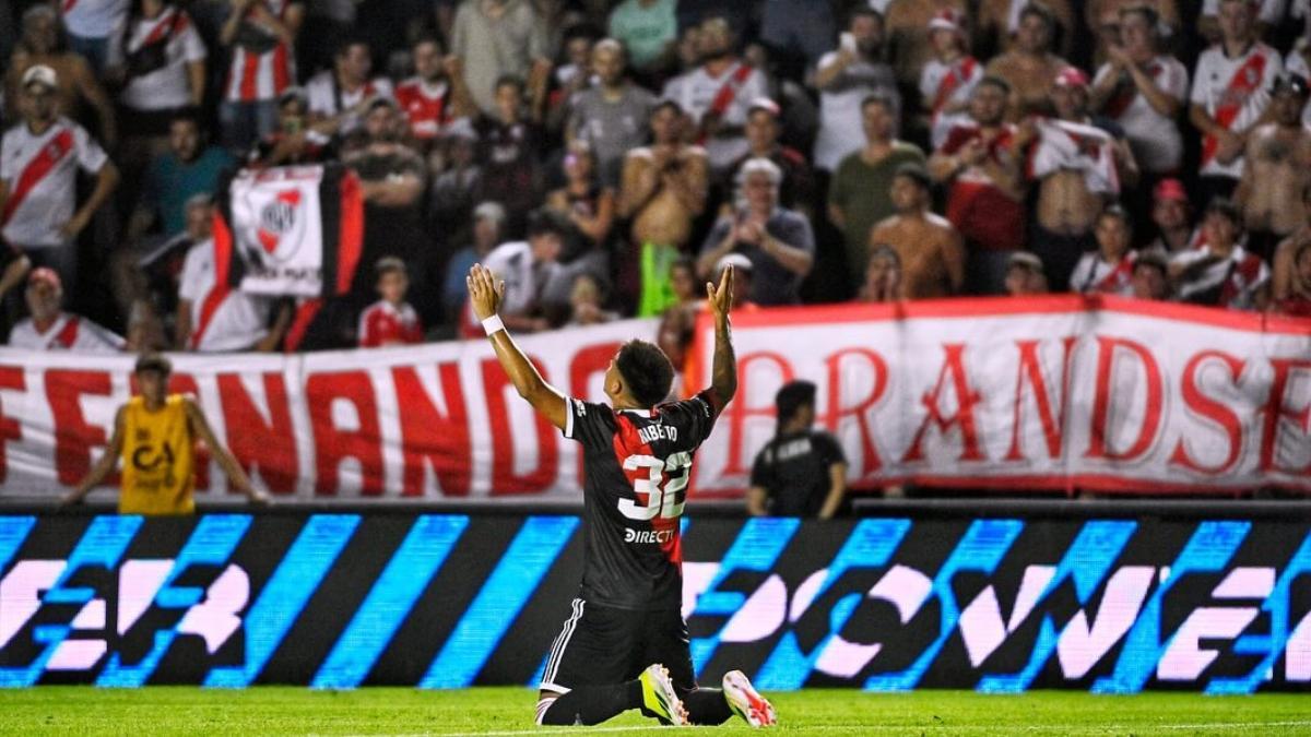 Ruberto, celebrando un gol con River Plate