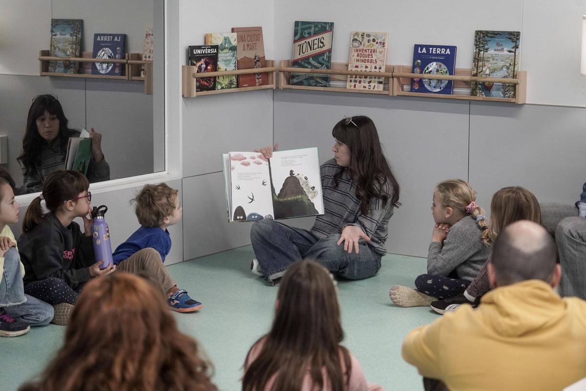 Una mestra explicant un conte durant la fira en una classe d'UPetita