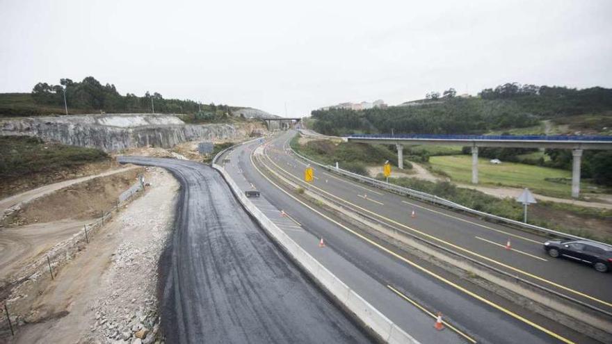 Tramo de la AG-55 afectado por las obras de acceso al puerto exterior de punta Langosteira.