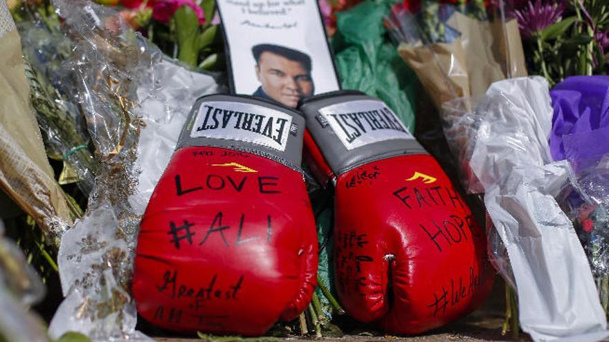 Los admiradores de Ali lo homenajean en su ciudad natal, Louisville .