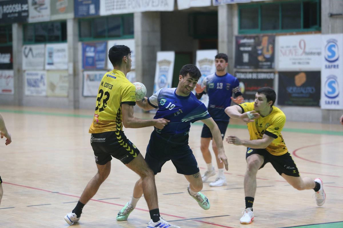 Pepe Camiña en un partido entre el Bueu Atlético y el Ribeiro.
