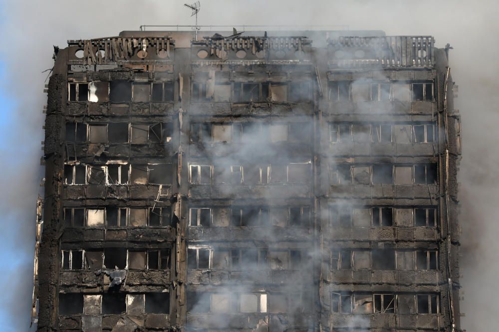 Incendi en un bloc de pisos de 27 plantes a Londres