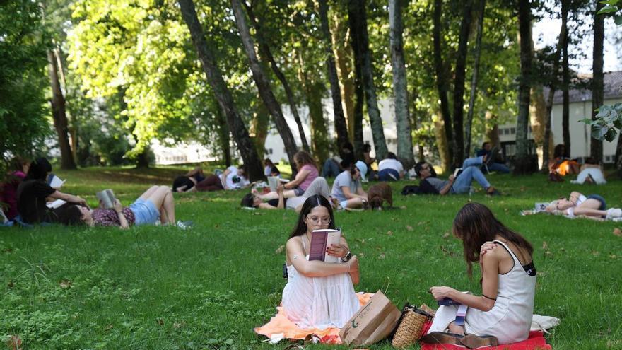 El parque de Castrelos acogió una jornada de lectura al aire libre organizada por el club The Reading Book