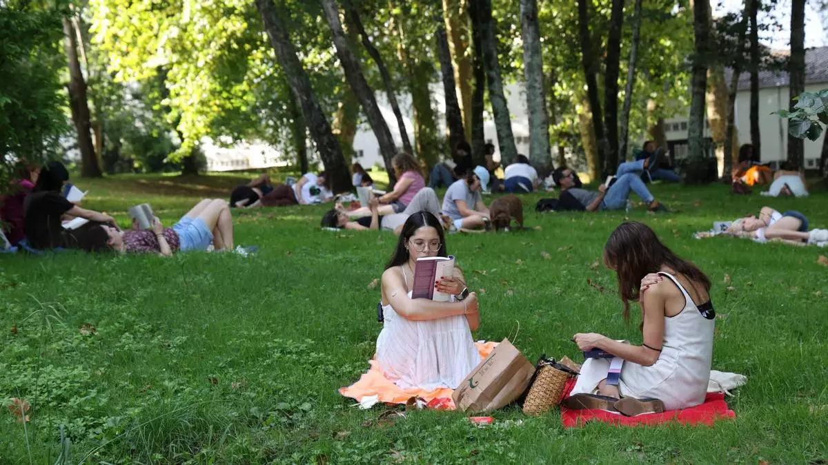 El parque de Castrelos acogió una jornada de lectura al aire libre organizada por el club The Reading Book