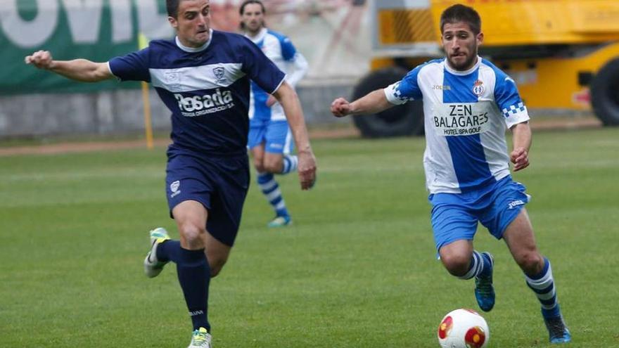 Álex Arias disputa un balón con José Ángel, jugador del Marino, en el Suárez Puerta.