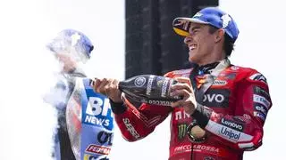 Marc Márquez arrasa otro sábado más y logra su 10º triunfo del año