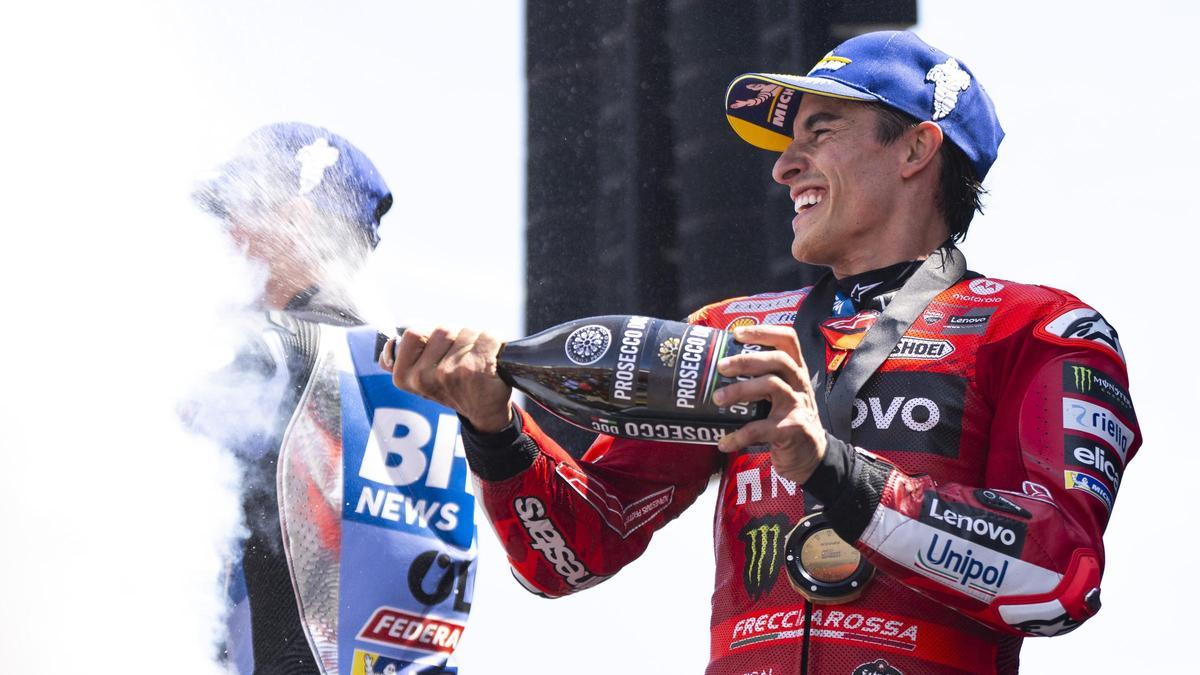 Marc Márquez celebra, hoy, en Motorland, su victoria al 'sprint', teniendo a su hermano Àlex junto a él en el podio.