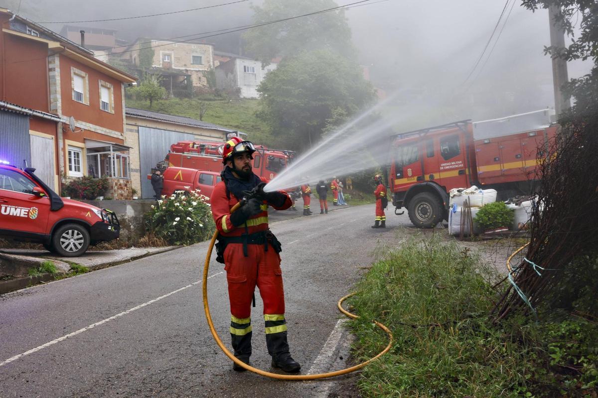 La UME se prepara en Valdés y Tineo para los incendios del verano