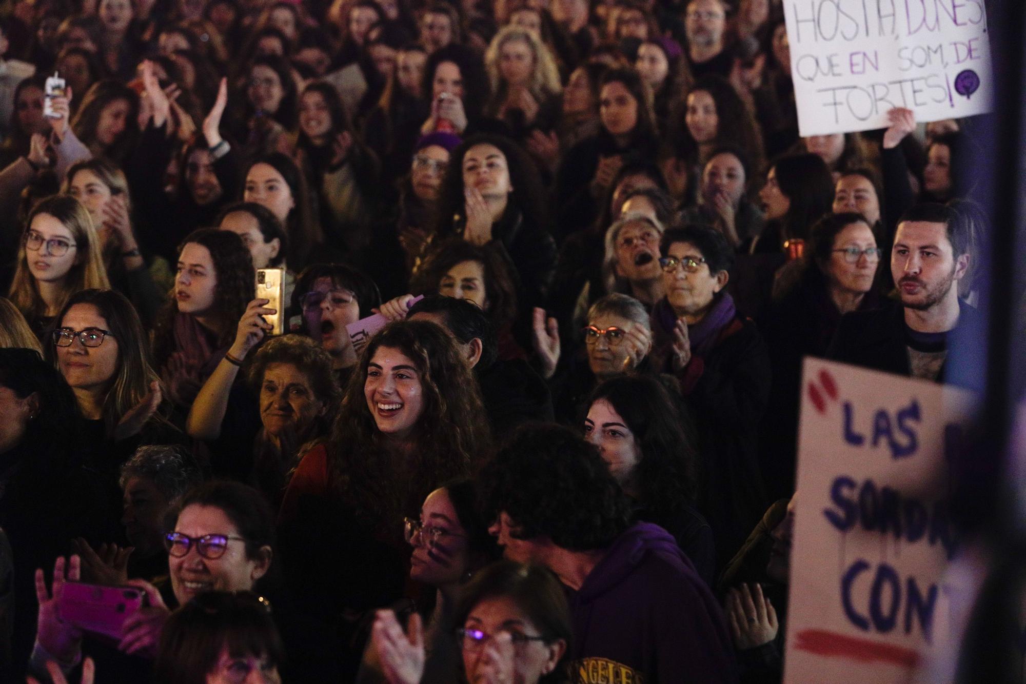 Miles de personas recorren Palma en la manifestación feminista del 8M