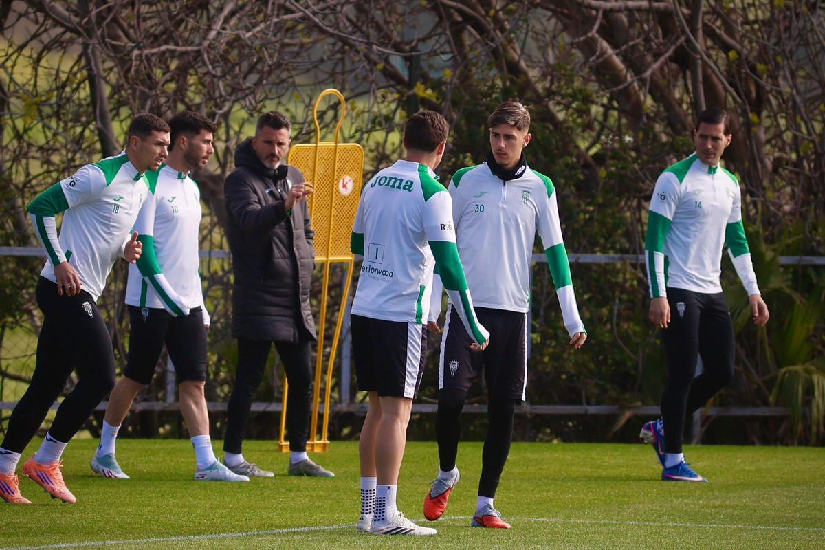 Iván Ania da instrucciones a sus futbolistas durante un entrenamiento de esta semana.