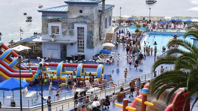Instalaciones del Club del Mar, con la piscina exterior que pertenece a la entidad.