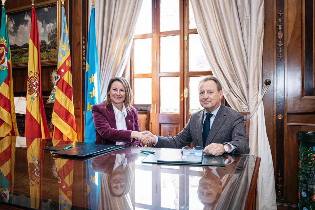 Carrasco y García tras la firma del protocolo de intenciones, este viernes.