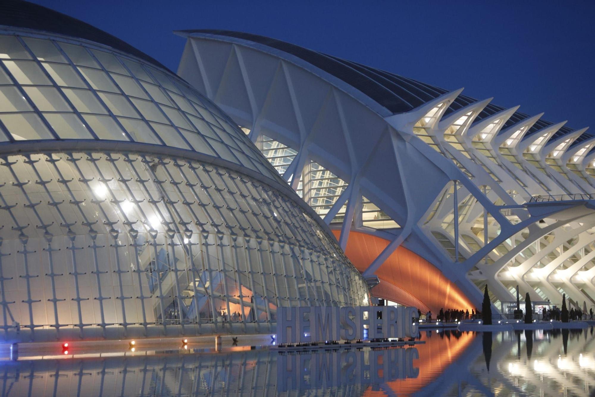 València se tiñe de azul y naranja contra el Cáncer