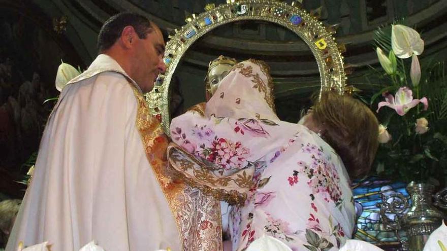 Ofrecimiento de un bebé a la imagen de la Virgen. Foto