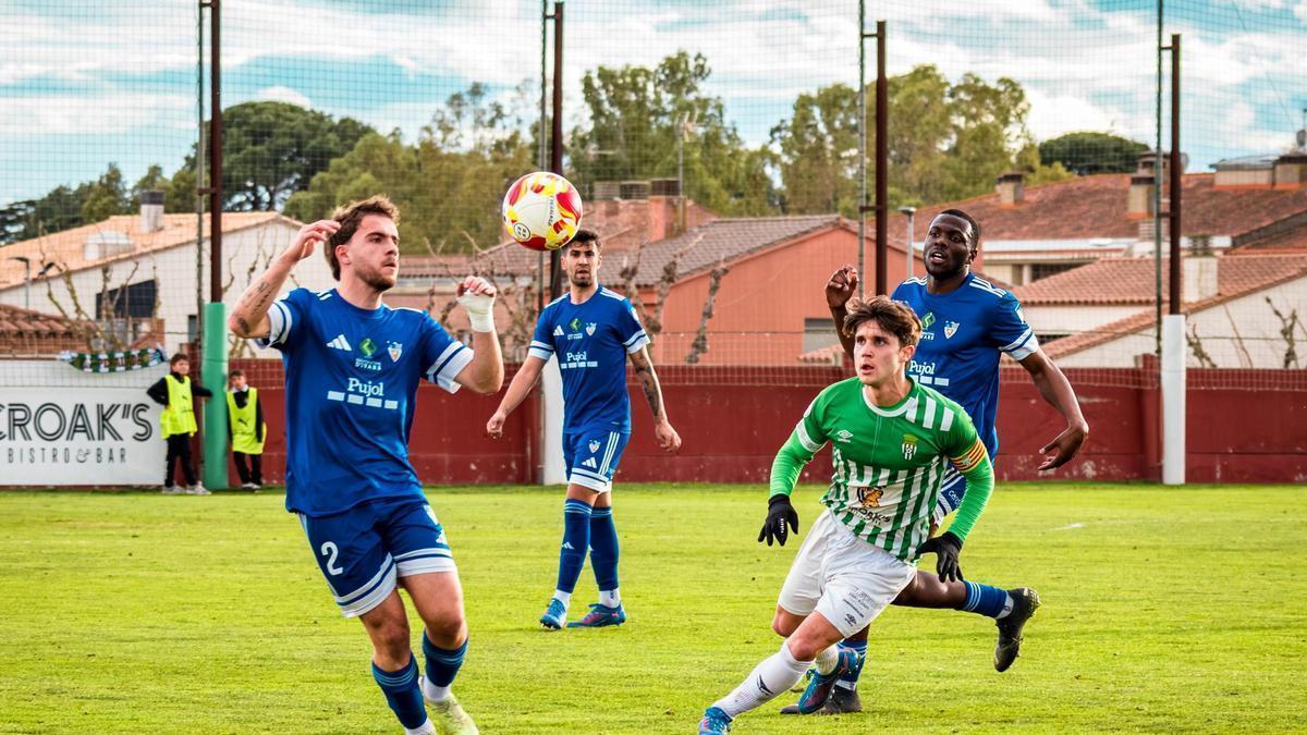 Algunes imatges de l'empat a zero entre el Peralada i el Mollerussa