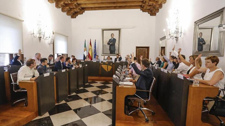 Diputación aprueba, con la abstención del PP, exigir a Alfredo Aguilera su cese
