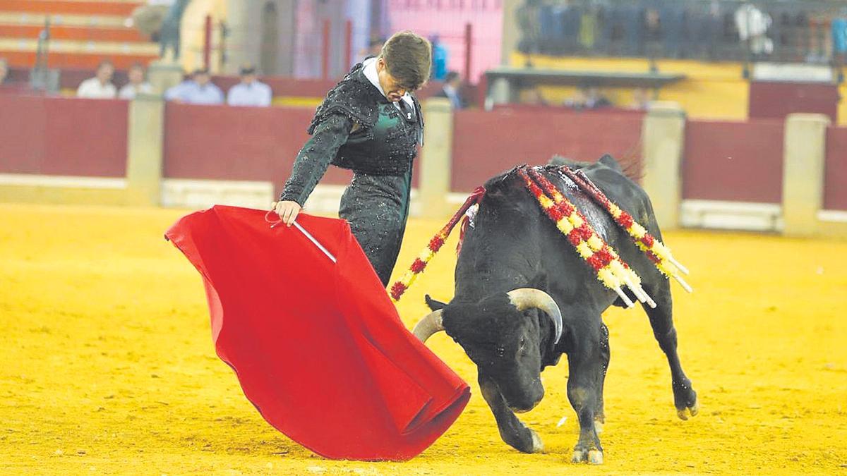Miguel Remiro, único novillero en pasear una oreja en el festejo.