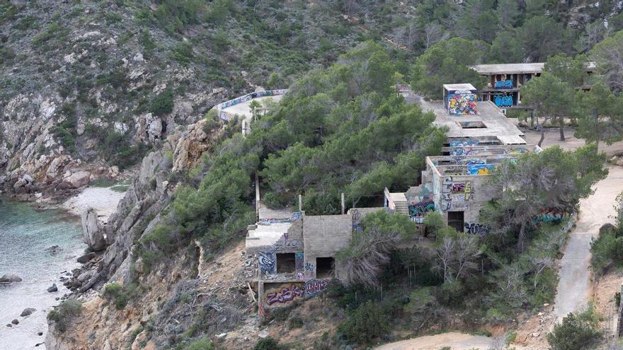 ra la demolición del mamotreto de una playa virgen de Ibiza: 1,7 millones y un año de obras