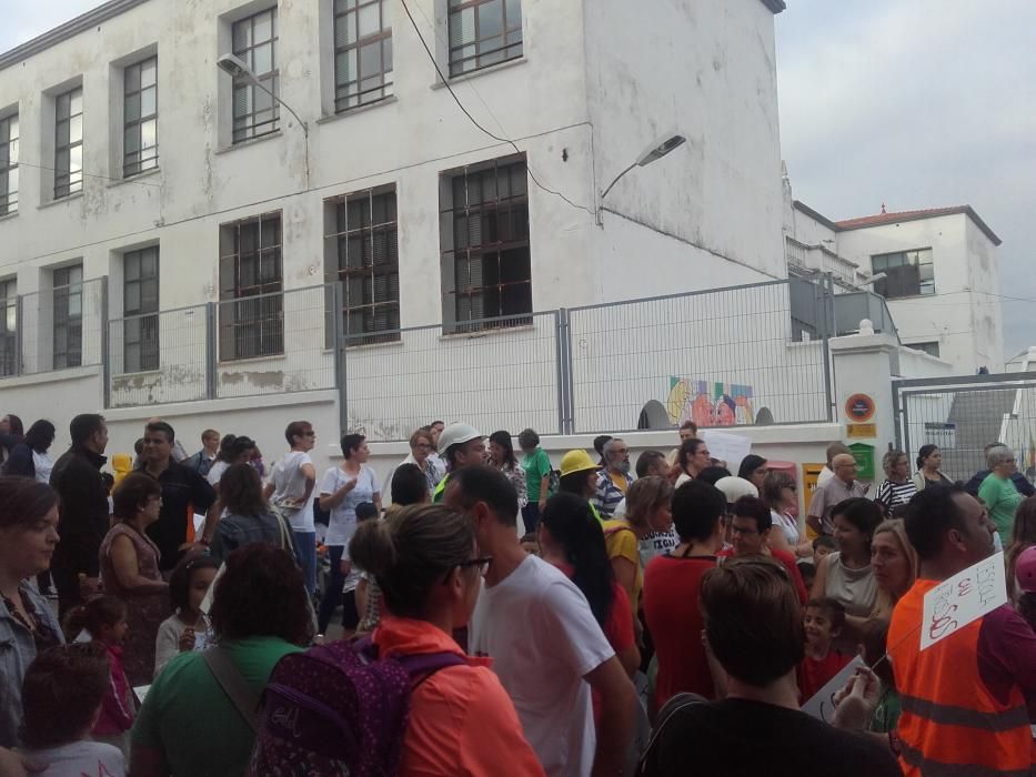 Protesta por el mal estado del colegio de la Font d'en Carròs