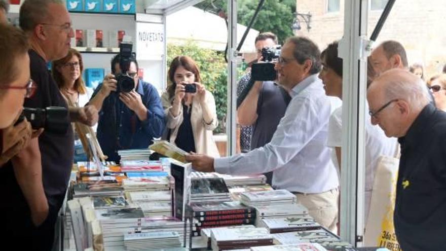 El president de la Generalitat, Quim Torra, ahir en un estand de la Setmana del Llibre en Català, a Barcelona