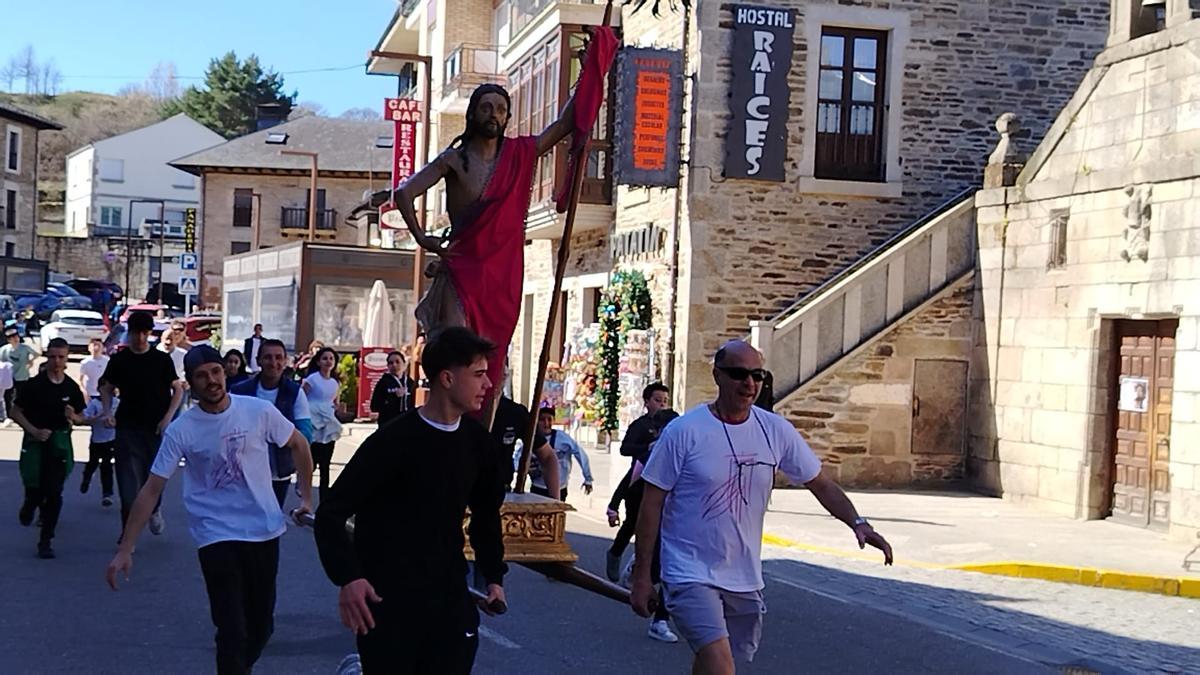 GALERÍA | El Cristo Resucitado "Pincha Tajadas", a la carrera por Puebla de Sanabria
