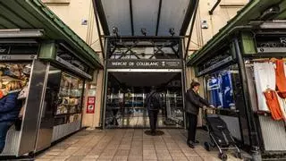 Paradistas del Mercado de Collblanc y las familias de cinco guarderías protestan en el Pleno de L’Hospitalet