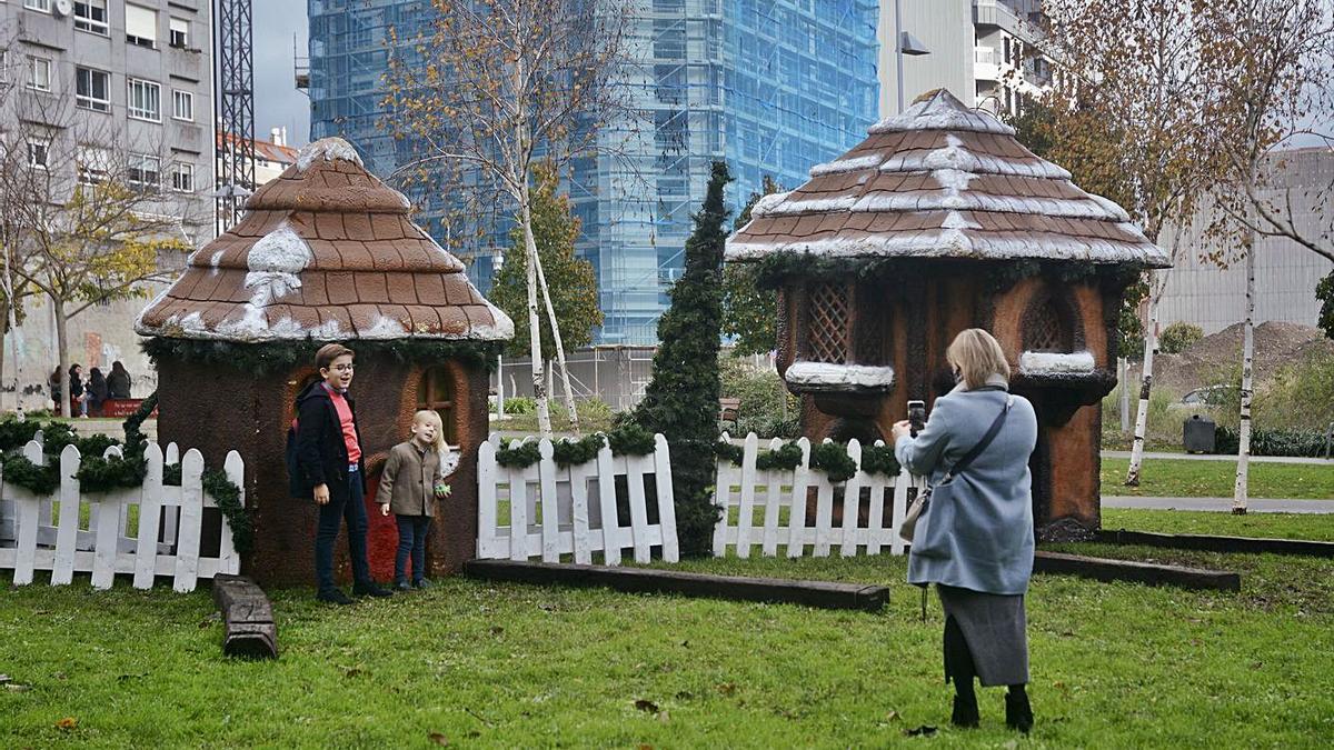 Las fotografías a los más pequeños de la casa se repiten ante los decorados navideños.   | // RAFA VÁZQUEZ