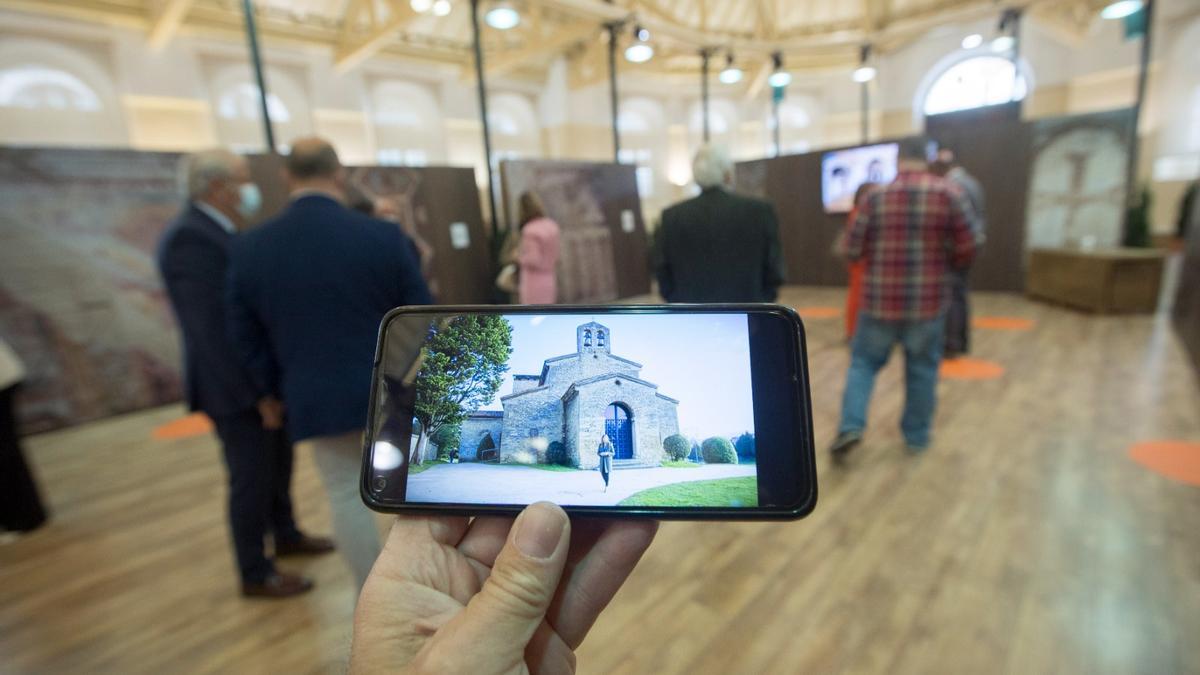 Los primeros visitantes a la exposición