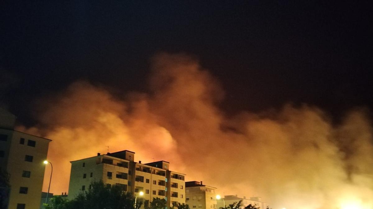 Plasencia redobla la lucha contra los incendios mientras aumentan las críticas por el último fuego
