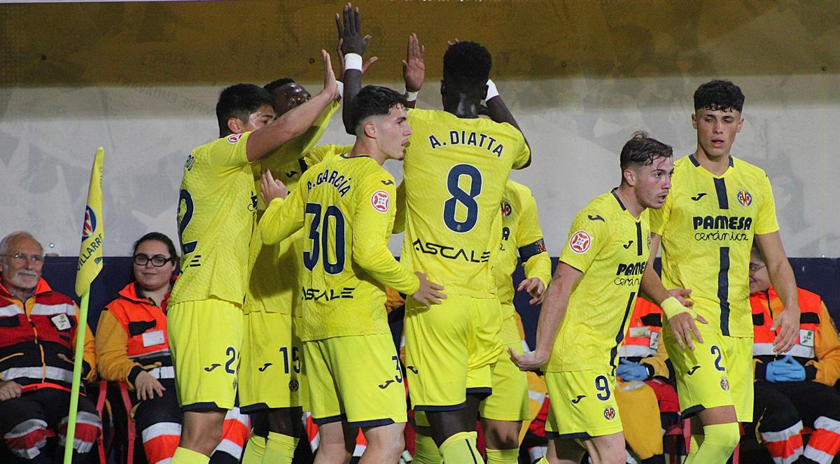 Los jugadores del Villarreal B celebran el solitario gol anotado por Cheikh Thiam.