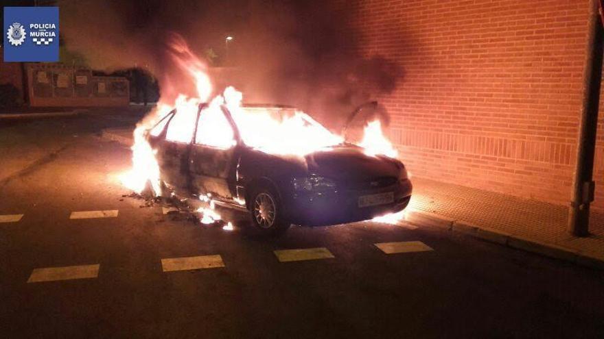 Uno de los coches, en pleno incendio.