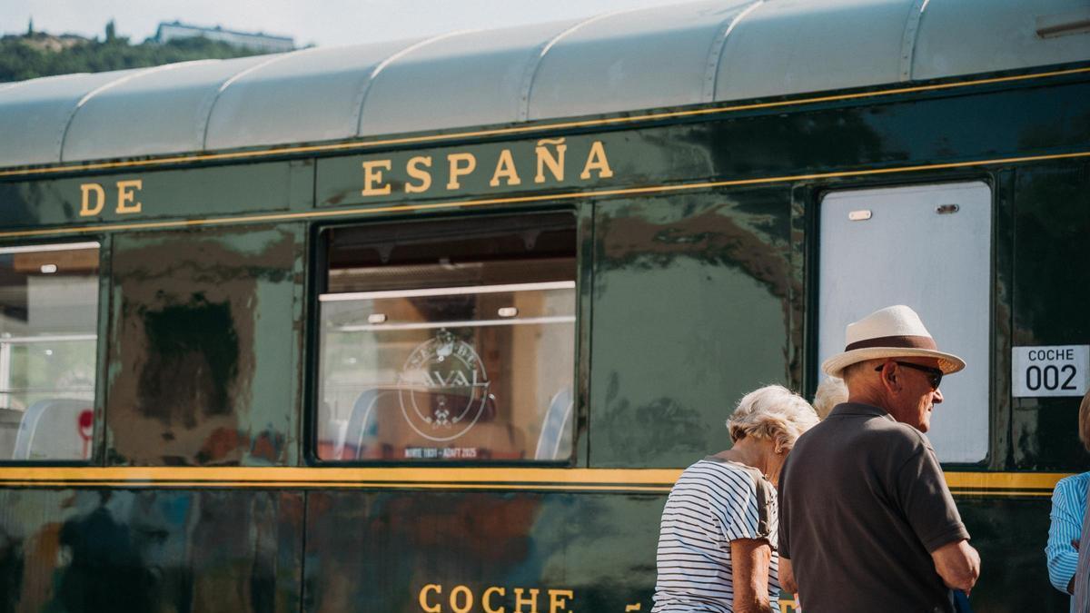 Varios pasajeros se disponen a subir al tren.
