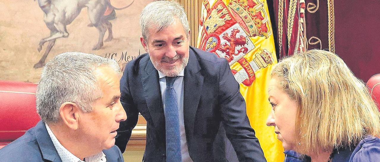 Ana Oramas conversa con el presidente Fernando Clavijo (c)  y el diputado Mario Cabrera