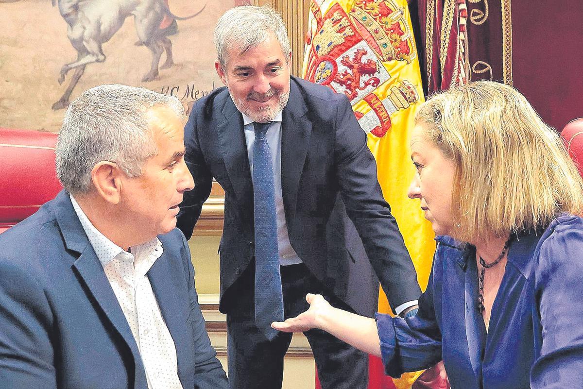 Ana Oramas conversa con el presidente Fernando Clavijo (c) y el diputado Mario Cabrera