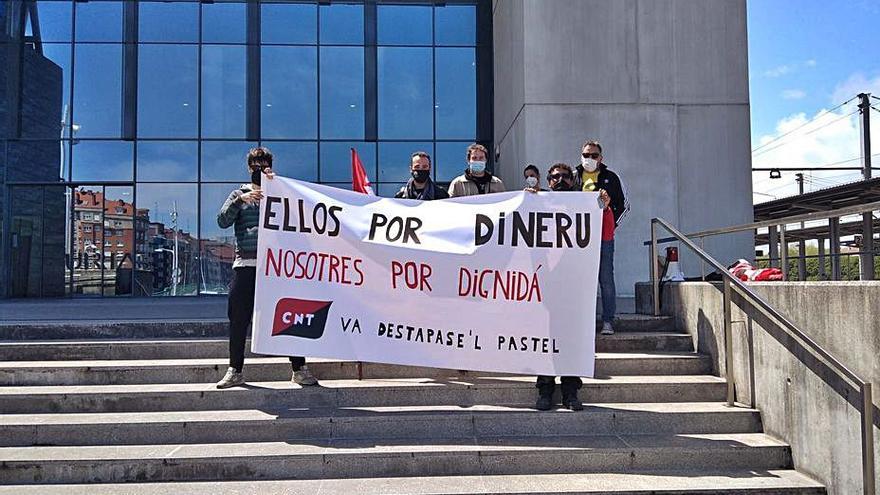 Concentración de apoyo a los encausados, en la escalinata del Palacio de Justicia de Gijón.